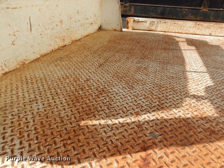 image for item JQ9766 2005 Ford F350 Super Duty XL  SuperCab flatbed pickup truck