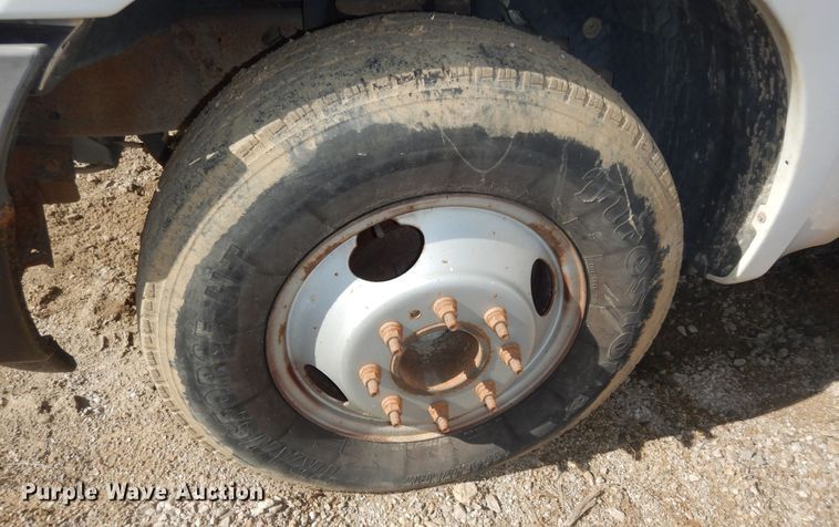 image for item JQ9766 2005 Ford F350 Super Duty XL  SuperCab flatbed pickup truck