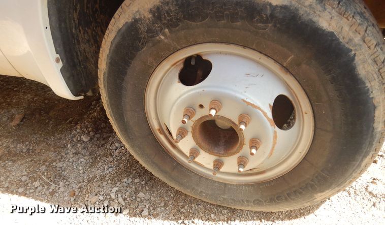 image for item JQ9766 2005 Ford F350 Super Duty XL  SuperCab flatbed pickup truck