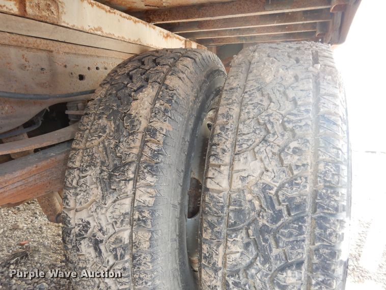 image for item JQ9766 2005 Ford F350 Super Duty XL  SuperCab flatbed pickup truck