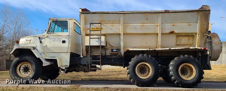 image for item JW9823 1995 Ford L8000  spreader truck