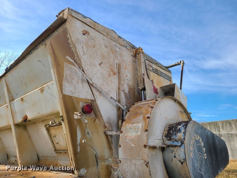 image for item JW9823 1995 Ford L8000  spreader truck