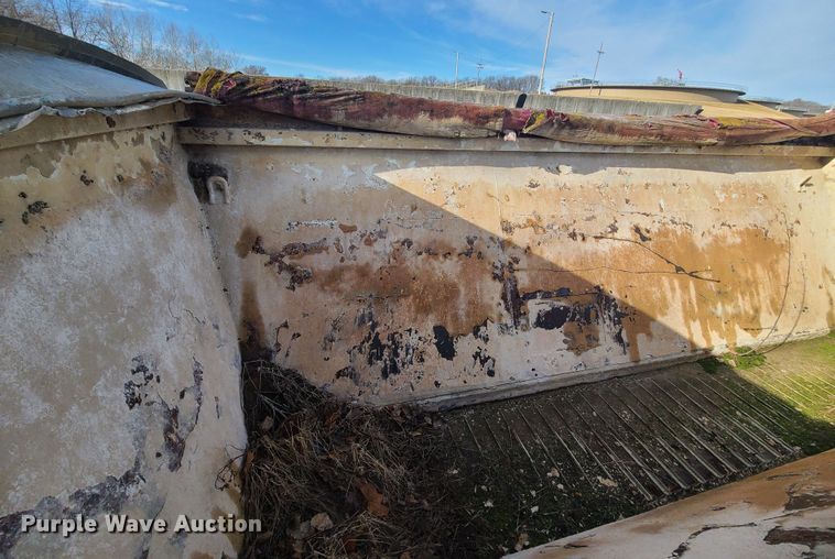 image for item JW9823 1995 Ford L8000  spreader truck