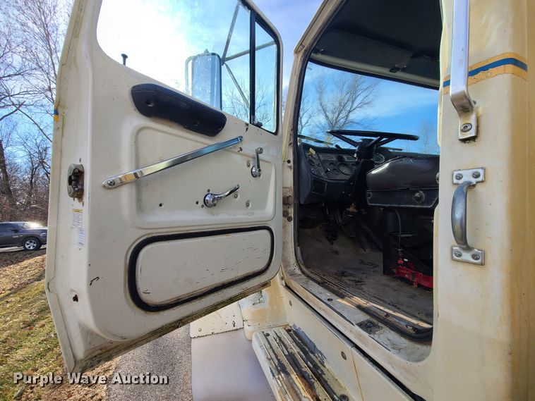 image for item JW9823 1995 Ford L8000  spreader truck