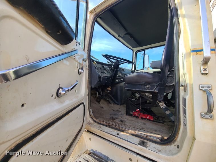 image for item JW9823 1995 Ford L8000  spreader truck