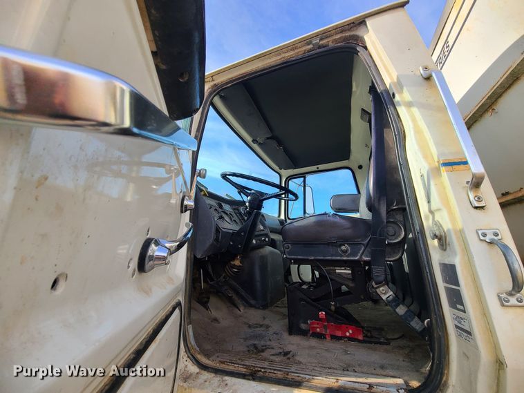 image for item JW9823 1995 Ford L8000  spreader truck