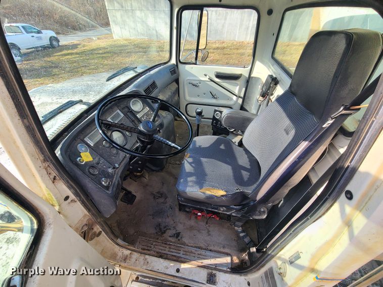 image for item JW9823 1995 Ford L8000  spreader truck