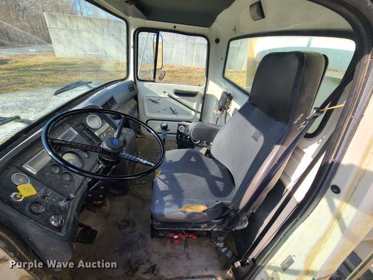 image for item JW9823 1995 Ford L8000  spreader truck