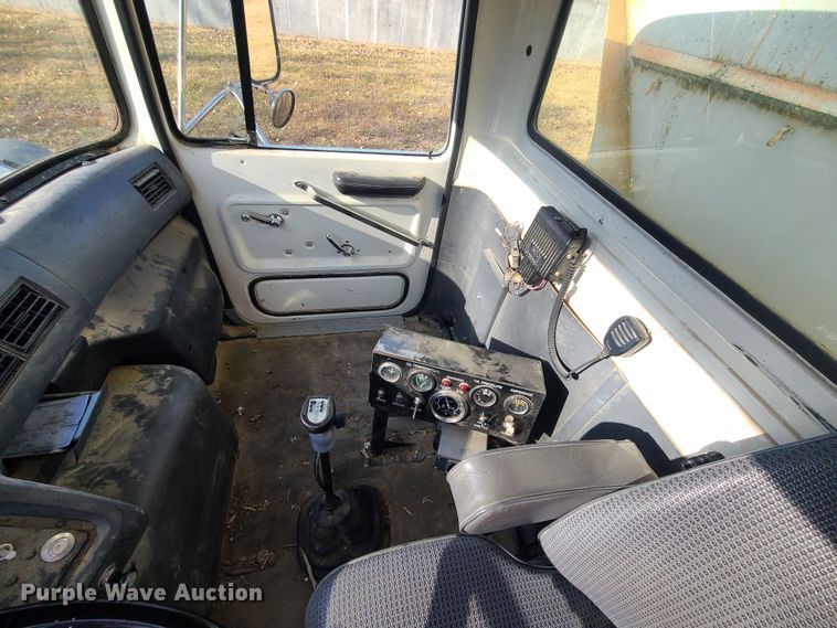 image for item JW9823 1995 Ford L8000  spreader truck