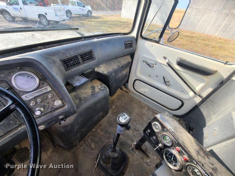 image for item JW9823 1995 Ford L8000  spreader truck