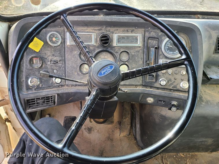 image for item JW9823 1995 Ford L8000  spreader truck