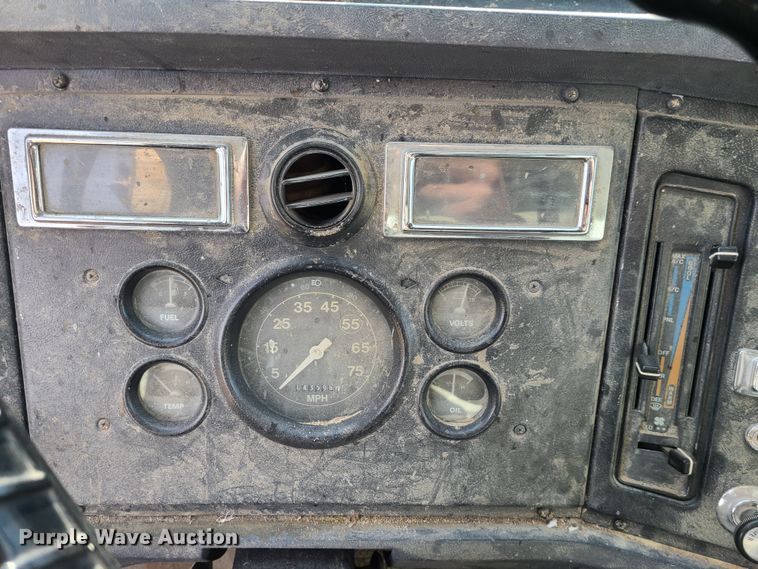 image for item JW9823 1995 Ford L8000  spreader truck