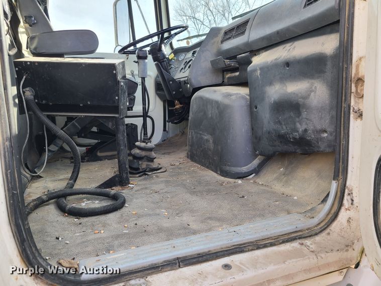 image for item JW9823 1995 Ford L8000  spreader truck