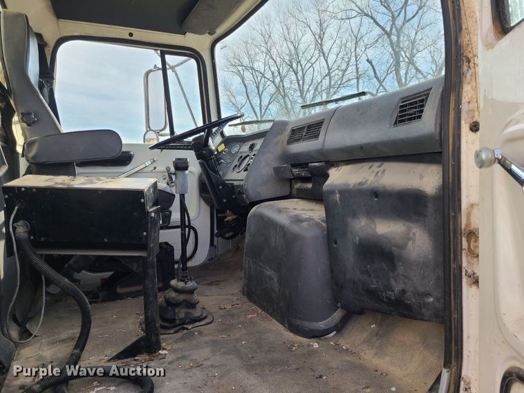 image for item JW9823 1995 Ford L8000  spreader truck