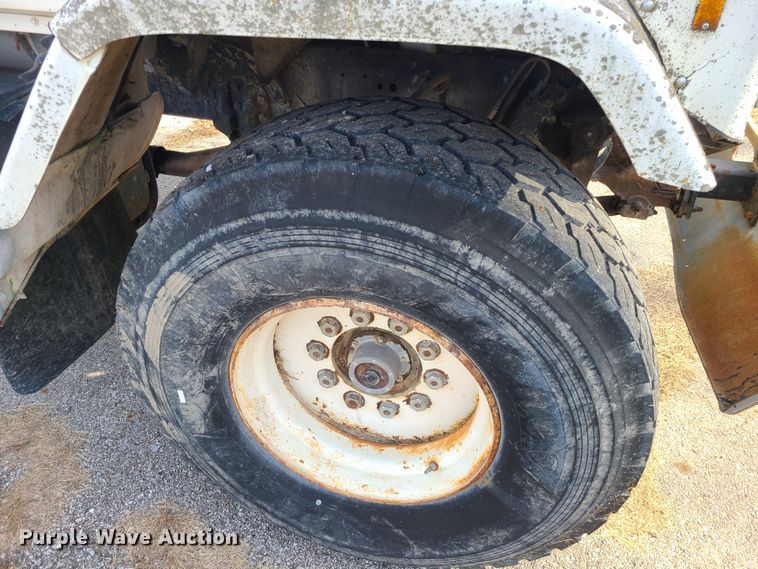 image for item JW9823 1995 Ford L8000  spreader truck
