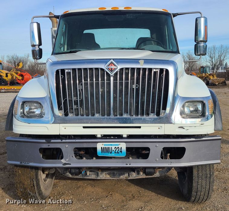 image for item JW9828 2005 International 7600  truck cab and chassis