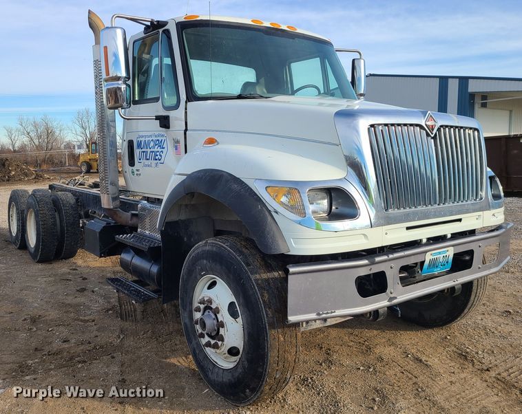 image for item JW9828 2005 International 7600  truck cab and chassis