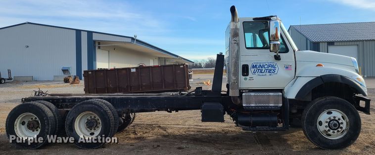 image for item JW9828 2005 International 7600  truck cab and chassis