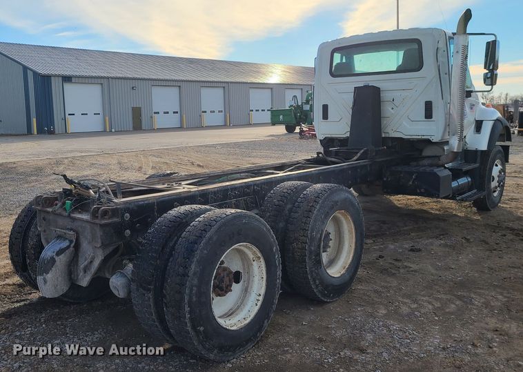 image for item JW9828 2005 International 7600  truck cab and chassis