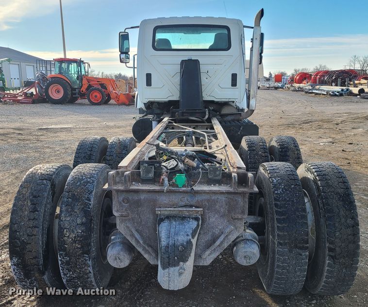 image for item JW9828 2005 International 7600  truck cab and chassis