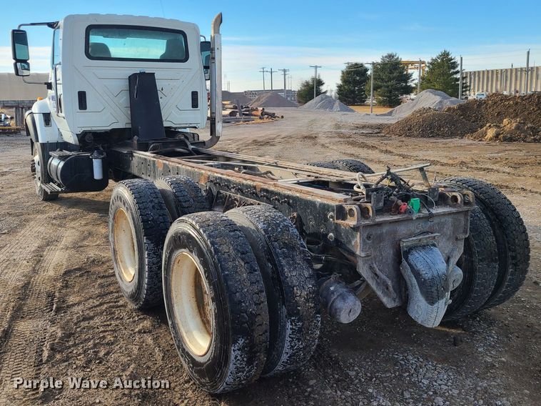 image for item JW9828 2005 International 7600  truck cab and chassis