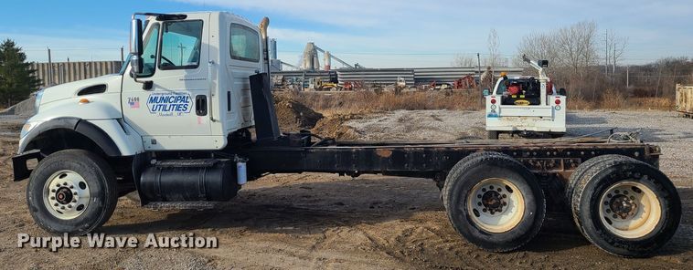 image for item JW9828 2005 International 7600  truck cab and chassis