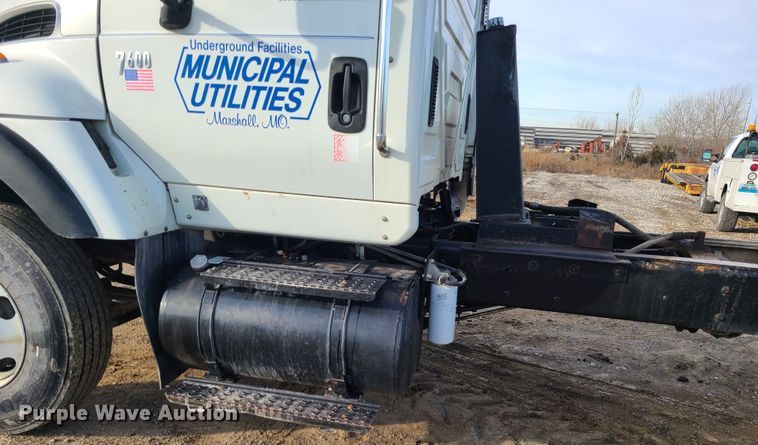 image for item JW9828 2005 International 7600  truck cab and chassis