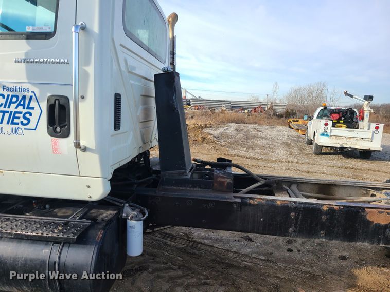 image for item JW9828 2005 International 7600  truck cab and chassis