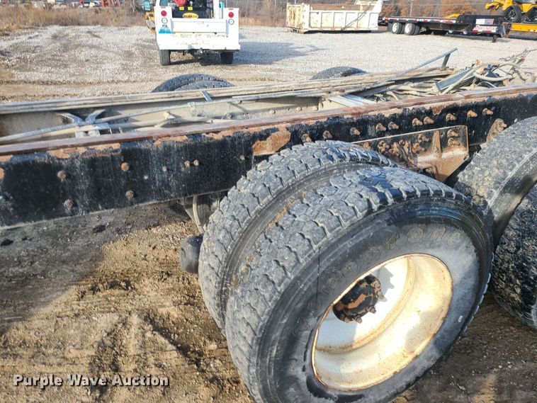 image for item JW9828 2005 International 7600  truck cab and chassis