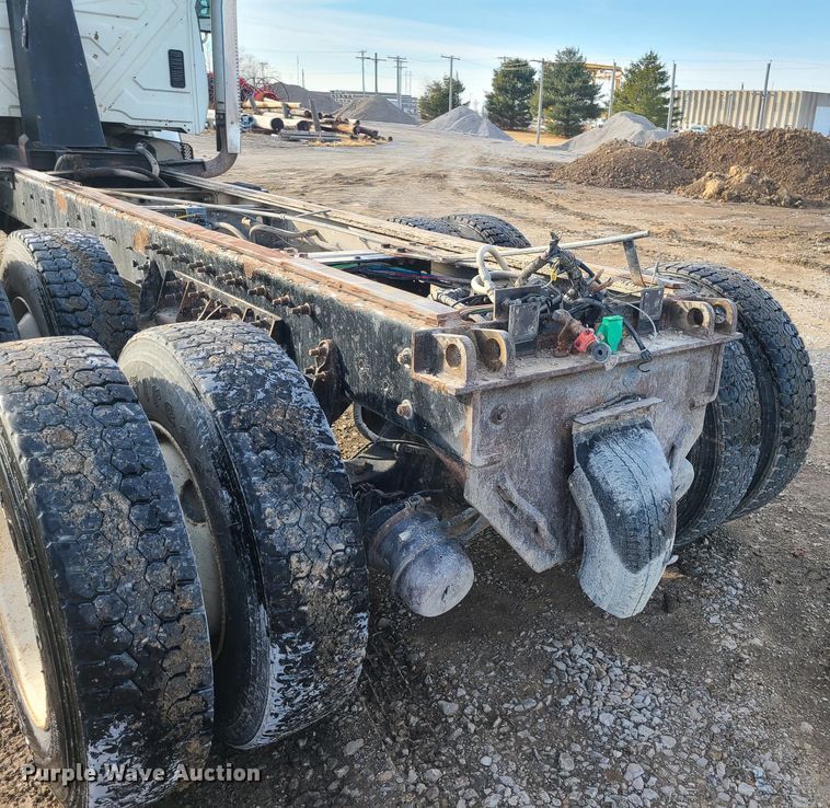 image for item JW9828 2005 International 7600  truck cab and chassis