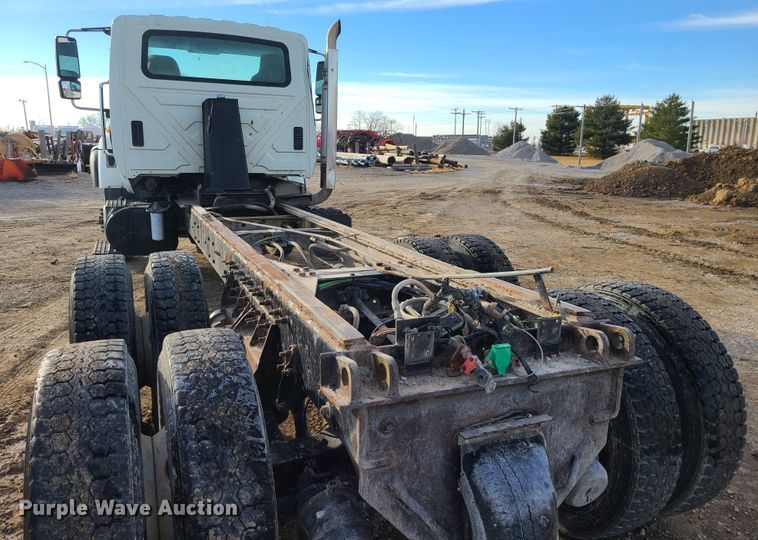 image for item JW9828 2005 International 7600  truck cab and chassis