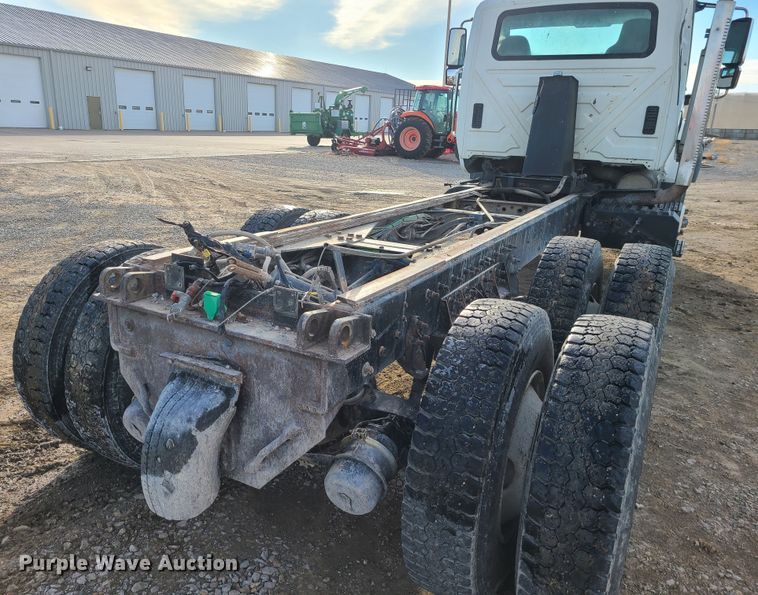 image for item JW9828 2005 International 7600  truck cab and chassis