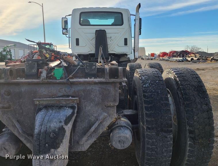 image for item JW9828 2005 International 7600  truck cab and chassis