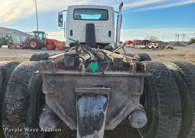 image for item JW9828 2005 International 7600  truck cab and chassis