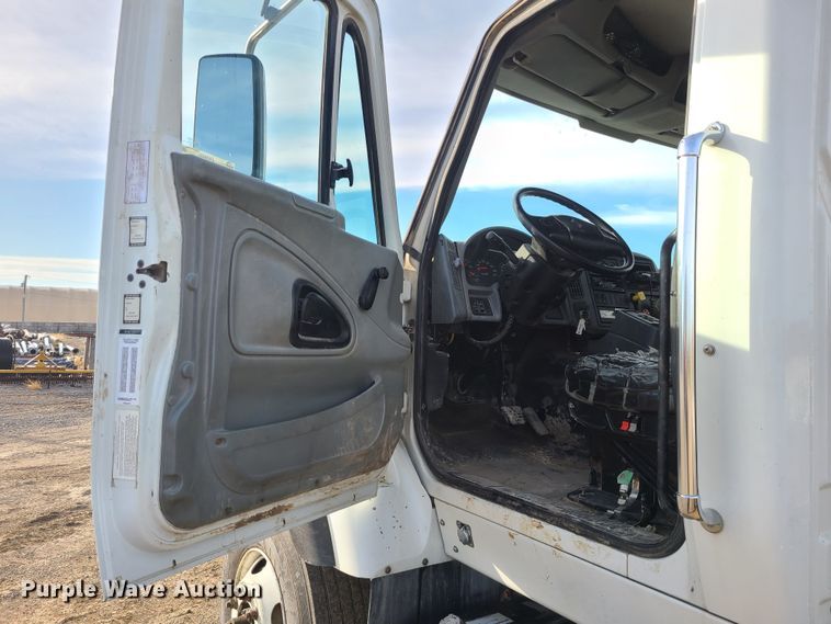 image for item JW9828 2005 International 7600  truck cab and chassis