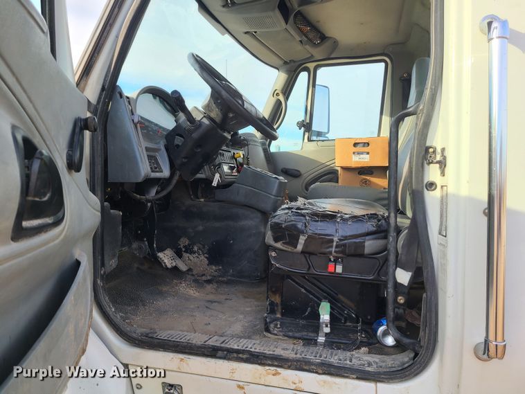 image for item JW9828 2005 International 7600  truck cab and chassis