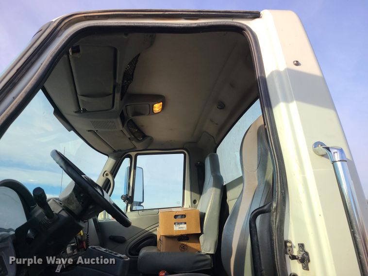 image for item JW9828 2005 International 7600  truck cab and chassis