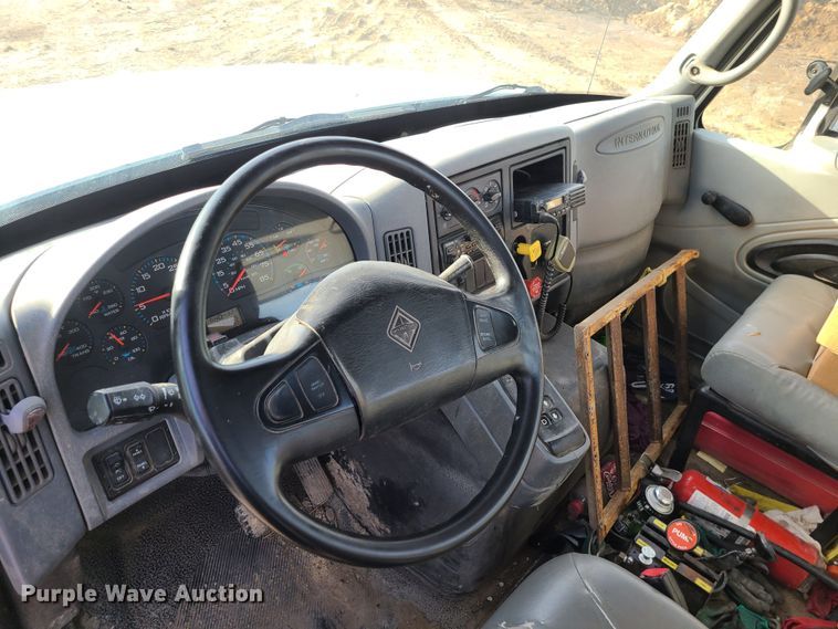 image for item JW9828 2005 International 7600  truck cab and chassis