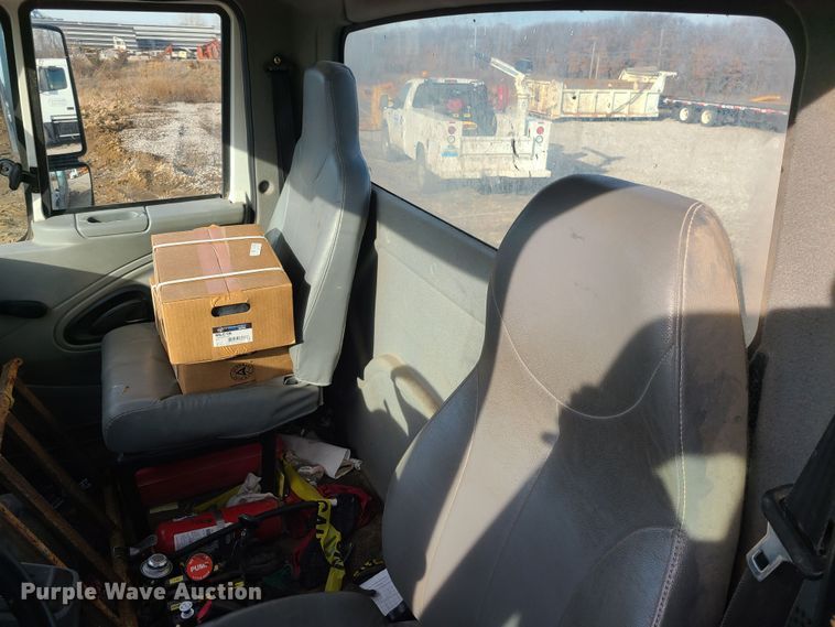 image for item JW9828 2005 International 7600  truck cab and chassis