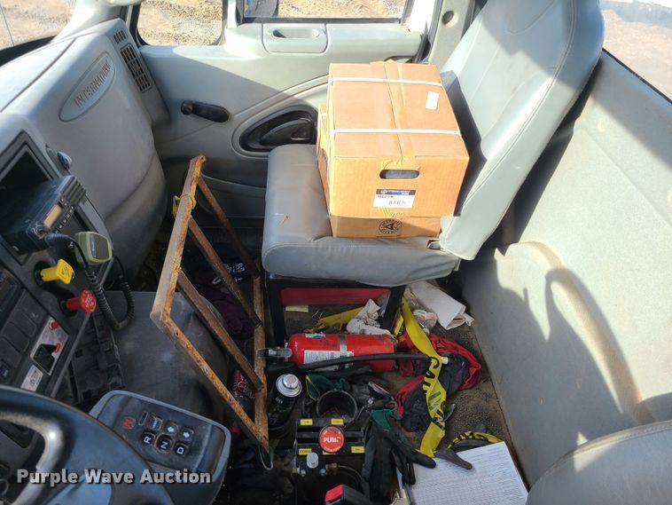 image for item JW9828 2005 International 7600  truck cab and chassis