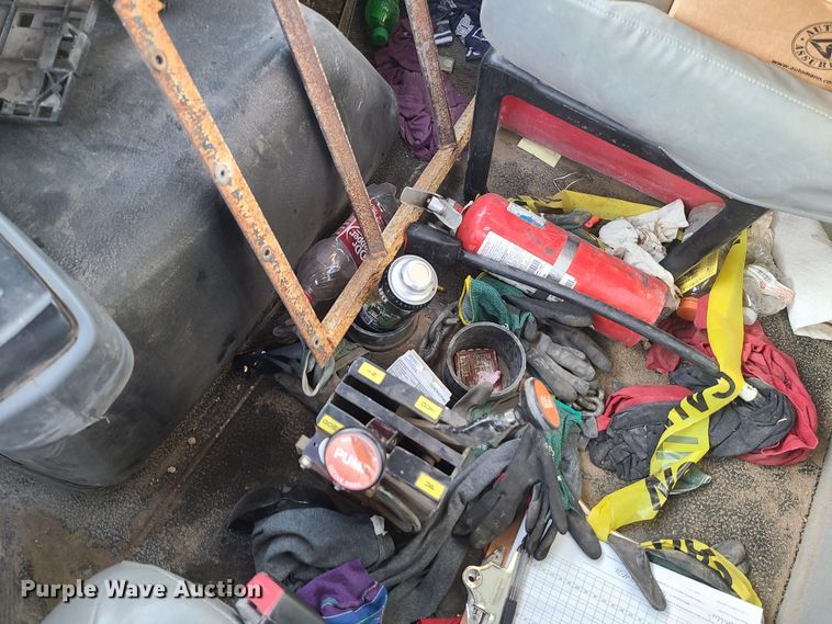 image for item JW9828 2005 International 7600  truck cab and chassis