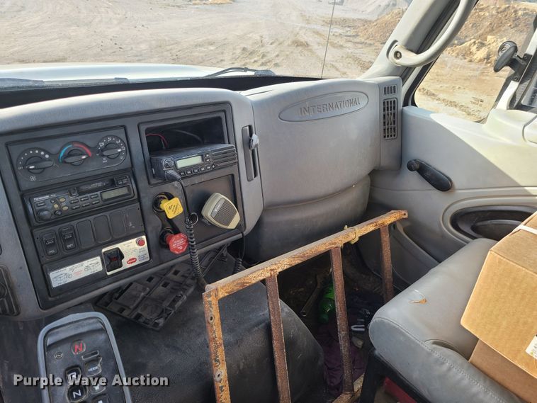 image for item JW9828 2005 International 7600  truck cab and chassis