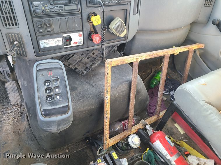 image for item JW9828 2005 International 7600  truck cab and chassis