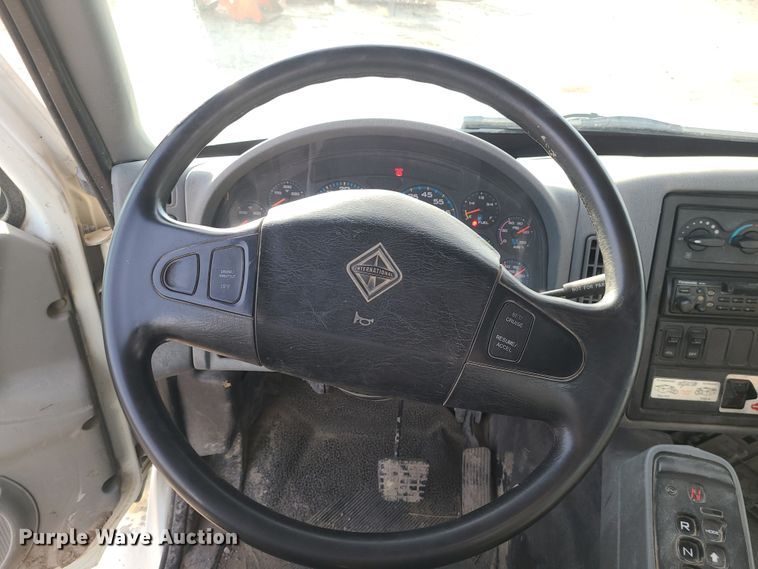 image for item JW9828 2005 International 7600  truck cab and chassis