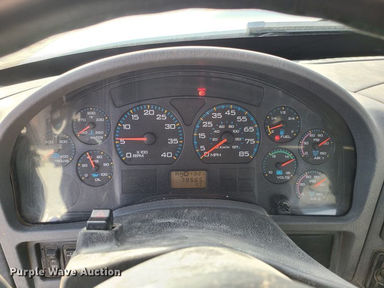 image for item JW9828 2005 International 7600  truck cab and chassis