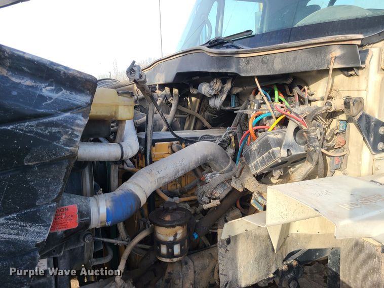 image for item JW9828 2005 International 7600  truck cab and chassis