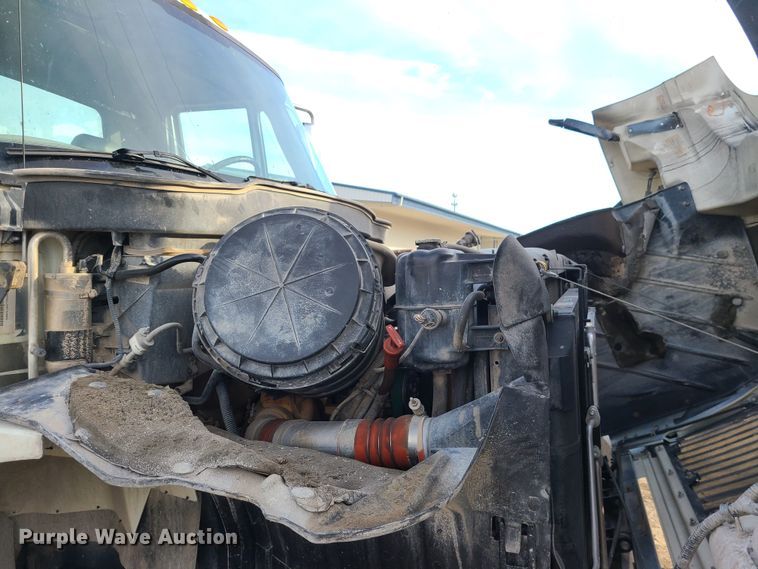 image for item JW9828 2005 International 7600  truck cab and chassis