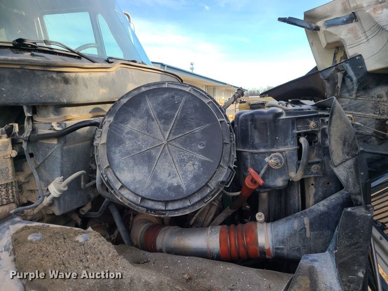 image for item JW9828 2005 International 7600  truck cab and chassis