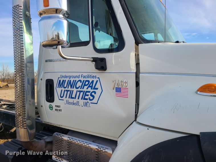 image for item JW9828 2005 International 7600  truck cab and chassis