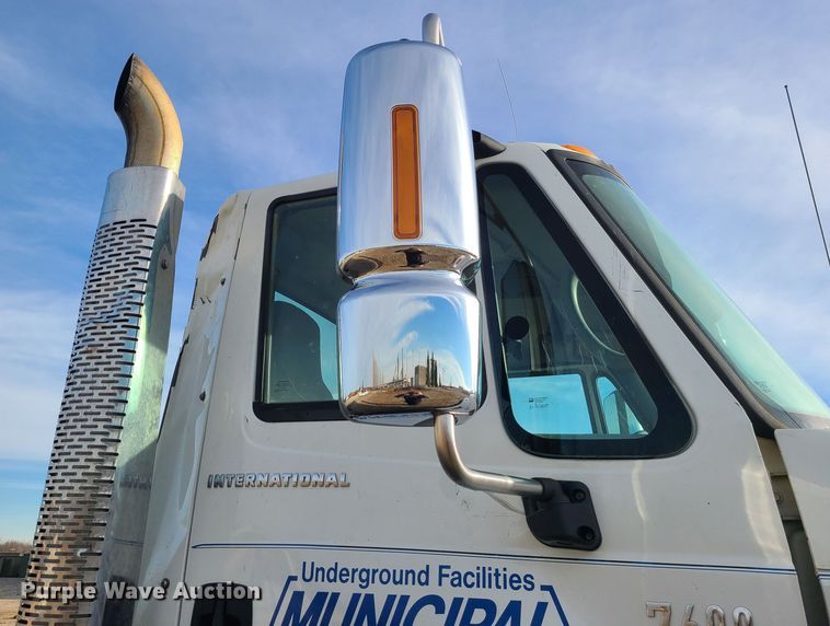 image for item JW9828 2005 International 7600  truck cab and chassis